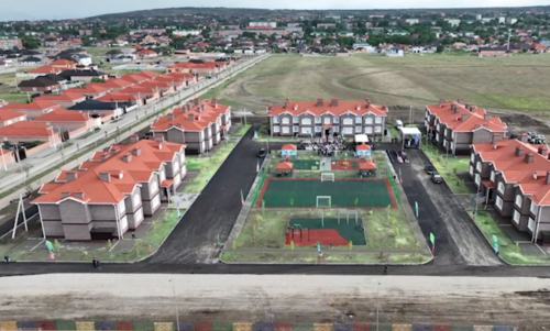 Коттеджный поселок в Чечне, где живут беженцы из Палестины. Стоп-кадр видео Ахмеда Дудаева от 28.06.24, https://t.me/akhmeddudaev/3449.