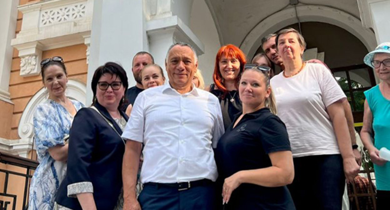 Виктор Бережной (в центре). Фото: https://t.me/OskinaDeputat/2692