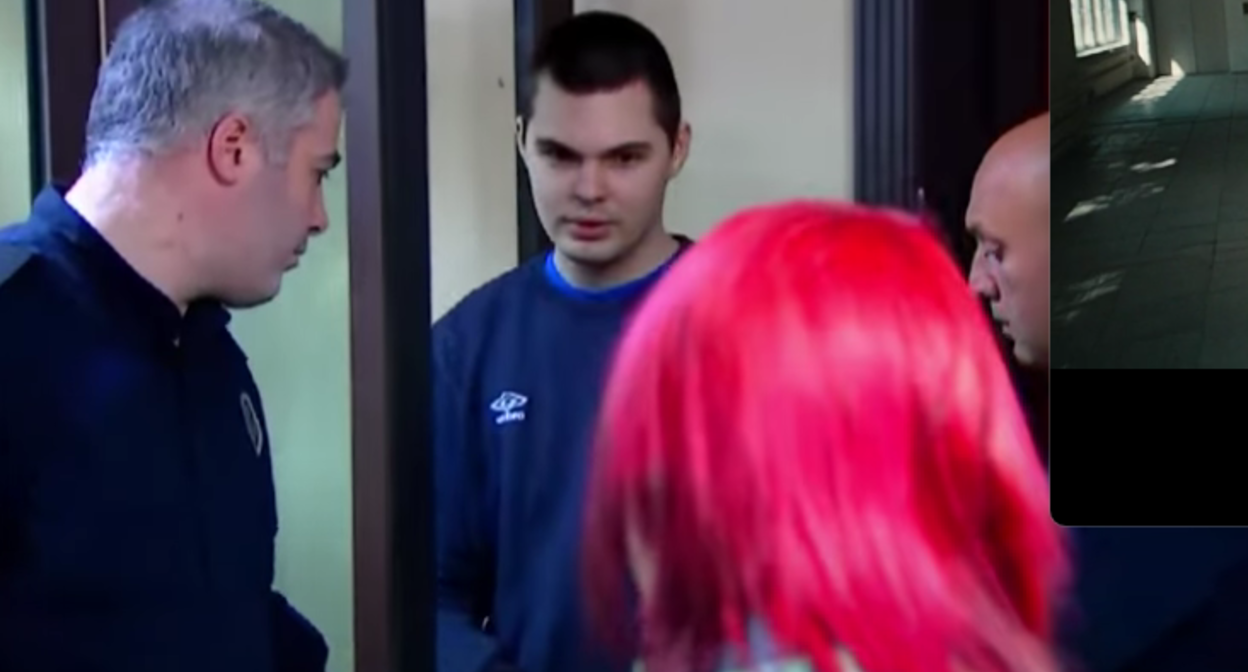 Антон Чечин (в центре) в суде. Стоп-кадр видео TV Pirveli от 23.07.25, https://www.youtube.com/watch?v=_3n0tOv6lzY