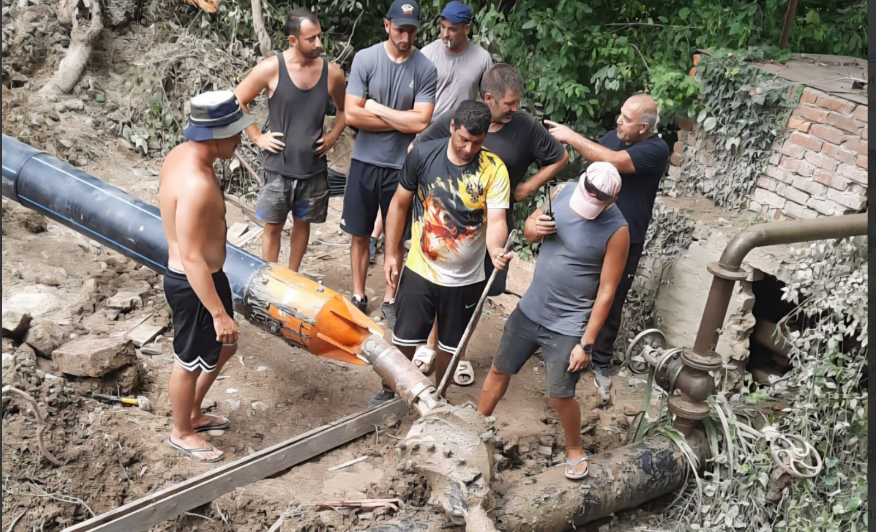 Прокладка водовода в Лермонтово. Скриншот фото из Telegram-канала Сергея Бойко от 07.08.25, https://t.me/glavatuapseregion/3803