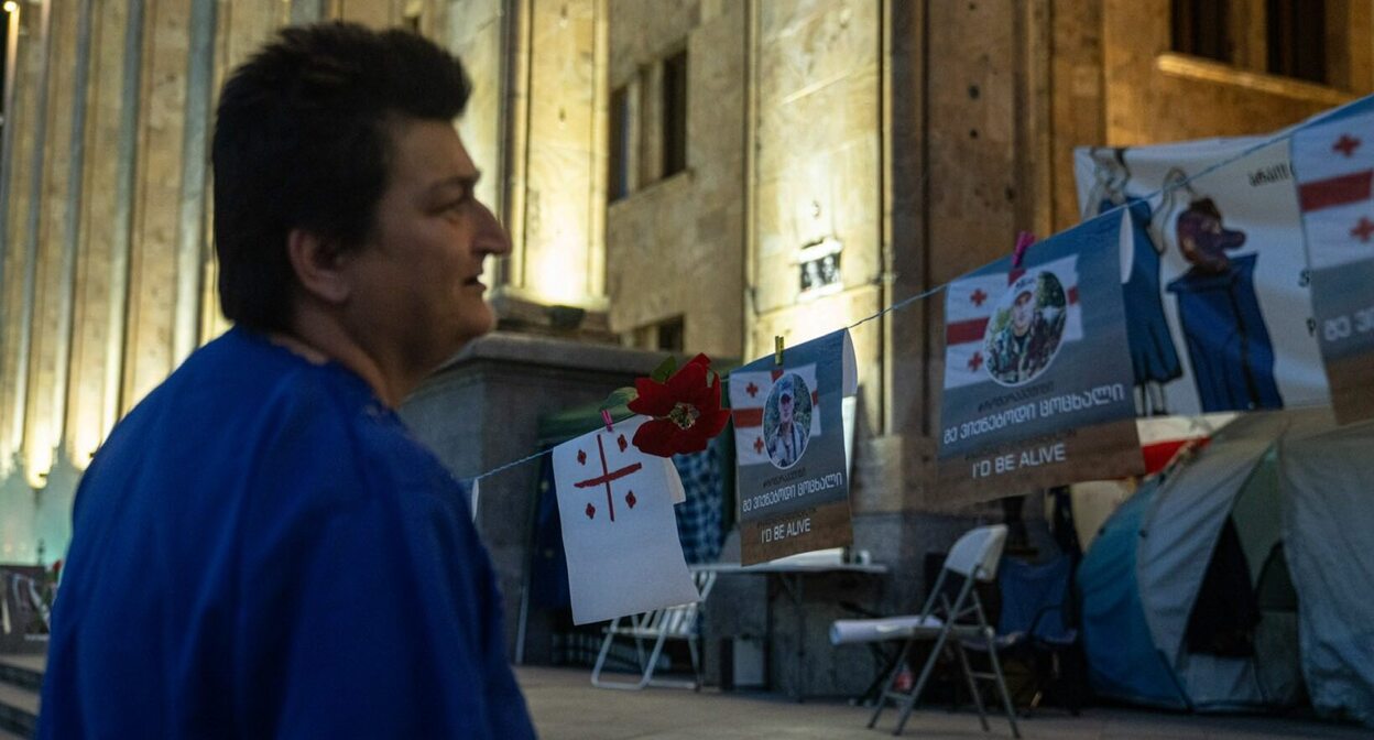 Инсталляция с фотографиями жертв войны возле парламента Грузии. Фото: Publika