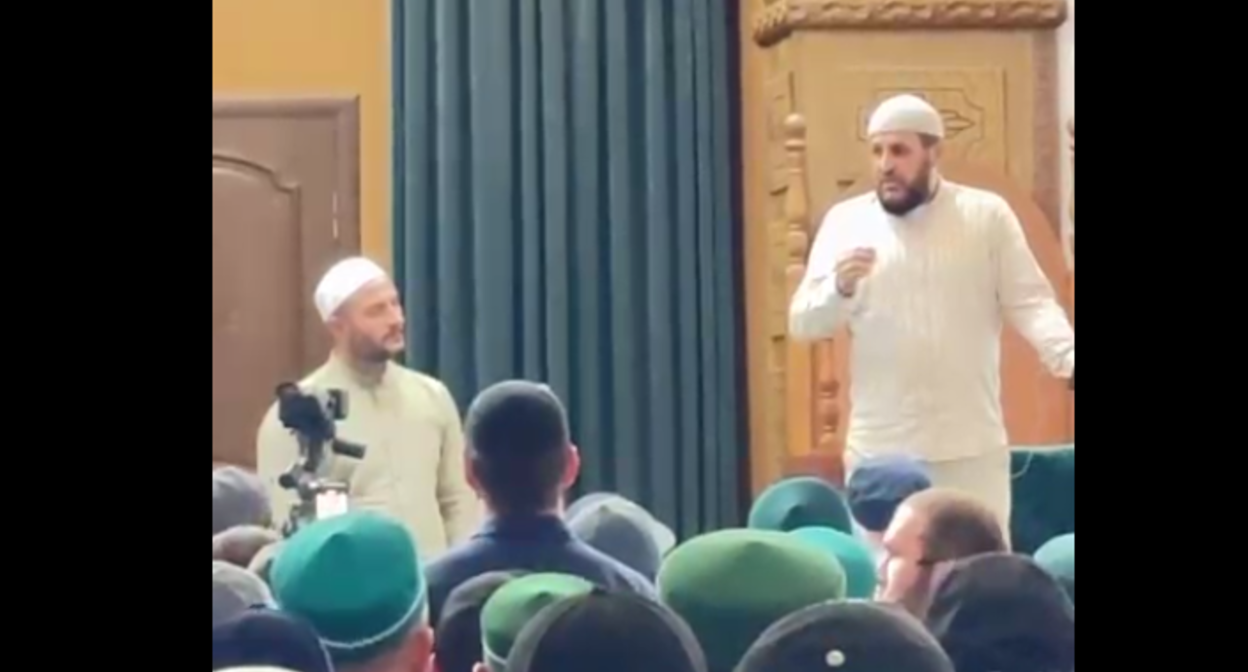 Мухаммад Урминский (слева) и Мухаммадрасул Саадуев в мечети Буйнакска. Стоп-кадр видео "Черновик 2.0" от 08.08.25, https://t.me/chernovik/88020