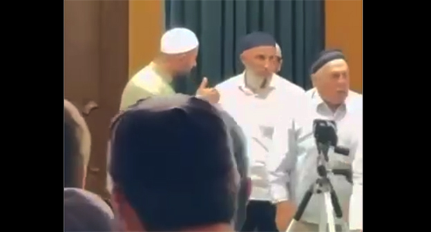 Попытка смещения имама в мечети Буйнакска. 8 августа 2025 г. Скриншот видео https://t.me/chernovik/88017