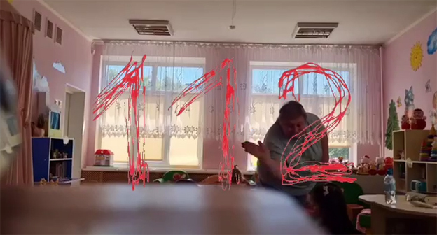 Воспитательница детского сада в Новороссийске избивает девочку. 13 августа 2025 г. Скриншот видео https://t.me/chpkrasnodara/65220