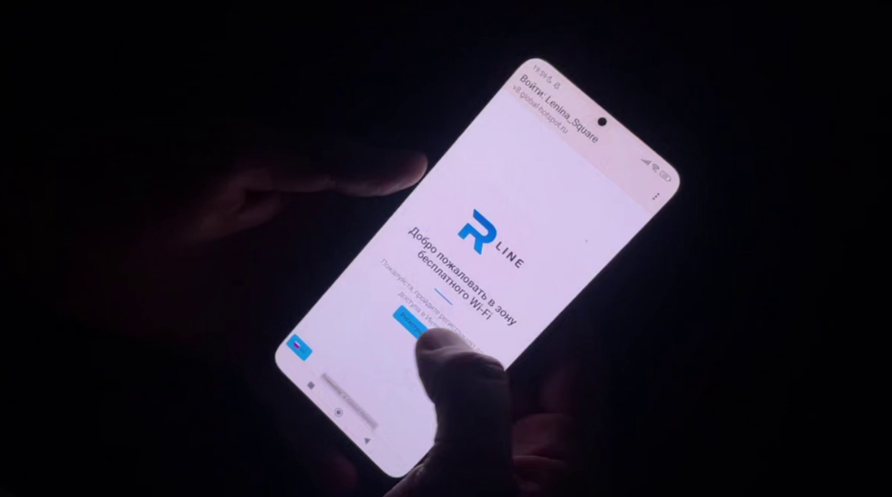 Подключение к точке бесплатного Wi-Fi в Махачкале. Стоп-кадр видео РГВК "Дагестан" от 12.08.25, https://t.me/mir_cifri/5418