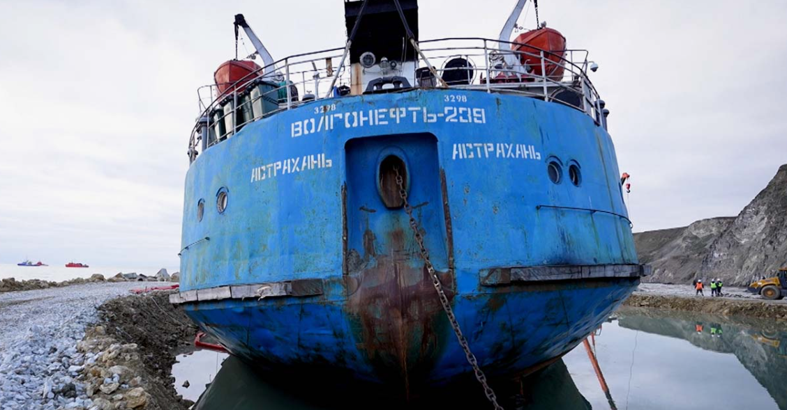 Танкер "Волгонефть-239", скриншот фото "Кубань24", https://kuban24.tv/item/apellyatsiya-zakrepila-za-vlastyami-kryma-pravo-na-podem-chasti-volgonefti-239