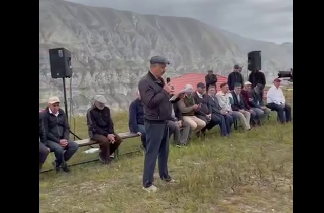 Житель Старого Сивуха зачитывает обращение. Стоп-кадр видео из Telegram-канала "Новое дело" от 16.08.25,https://t.me/novoedelo/33773 Житель Старого Сивуха зачитывает обращение. Стоп-кадр видео из Telegram-канала "Новое дело" от 16.08.25,https://t.me/novoedelo/33773