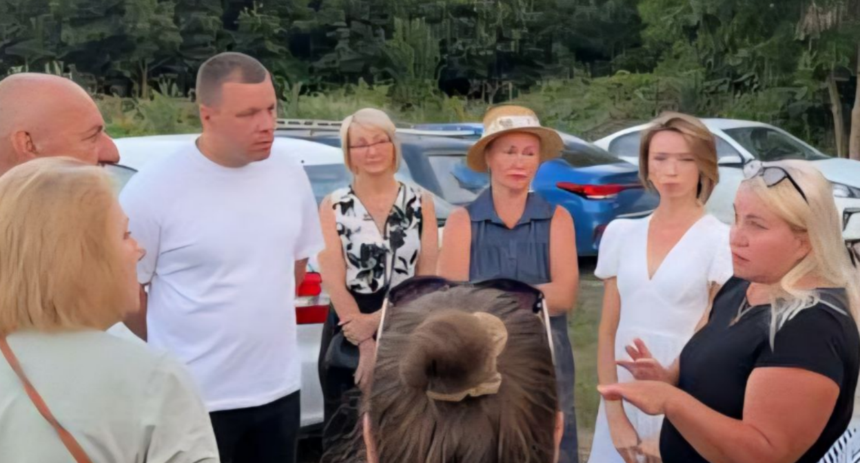 Встреча с жителями Лермонтово. Скриншот фото из Telegram-канала Сергея Бойко от 16.08.25, https://t.me/glavatuapseregion/3878