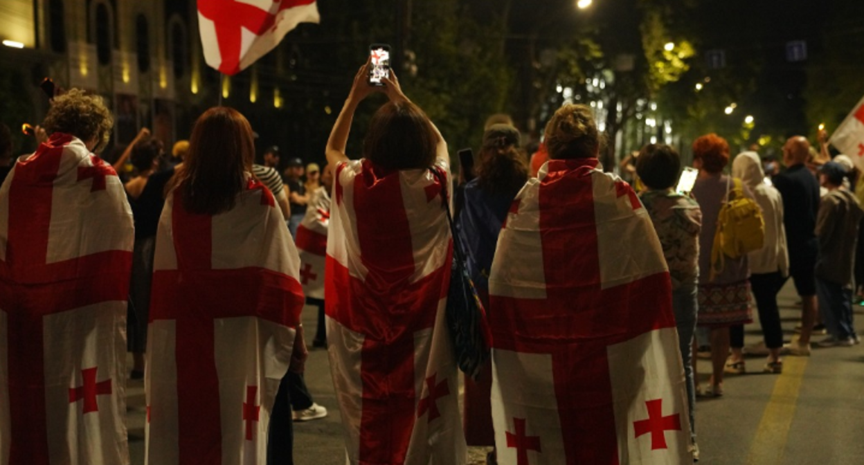 Участники акции протеста в Тбилиси. Скриншот фото Publika от 16.08.25, https://www.facebook.com/photo?fbid=1524899435576268&set=pcb.1524900708909474 (деятельность компании Meta, владеюшей соцсетью, запрещена в России).