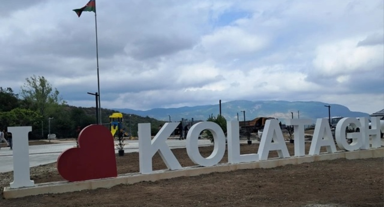 Инсталляция в селе Колатаг. Фото Oxu.az. https://oxu.az/ru/obshestvo/v-selo-kolatag-agderinskogo-rajona-otpravilas-pervaya-gruppa-pereselencev