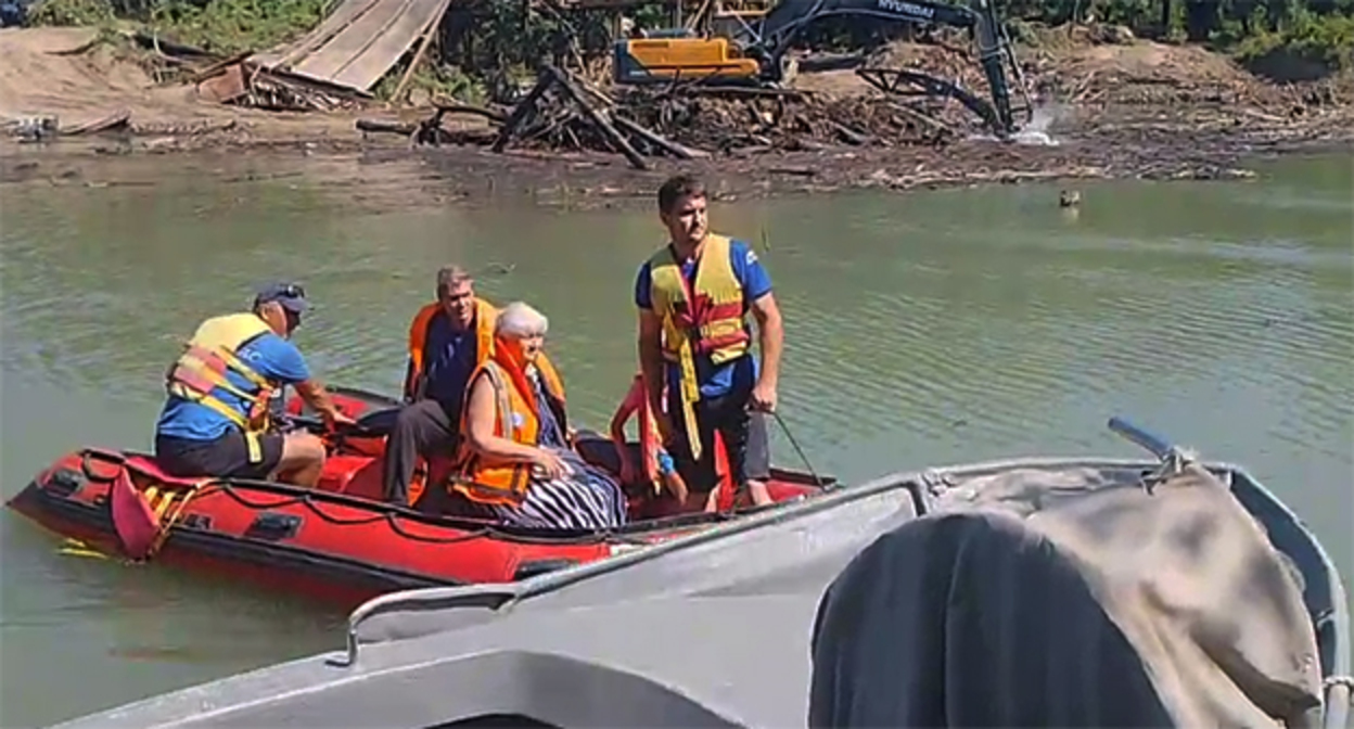 Cпасатели доставляют жителей Лермонтова на лодке. 19 августа 2025 г. Скришот видео https://t.me/glavatuapseregion/3887