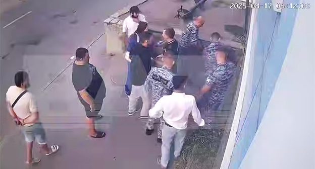 Избиение силовиками посетителя ростовского клуба. 17 августа 2025 г. Скриншот видео https://t.me/bazabazon/40210