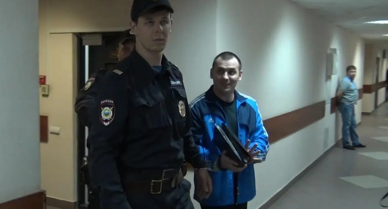 Игорь Нагавкин (справа) в зале суда. Скриншот видео https://www.youtube.com/watch?v=RLS9GIq2SPQ