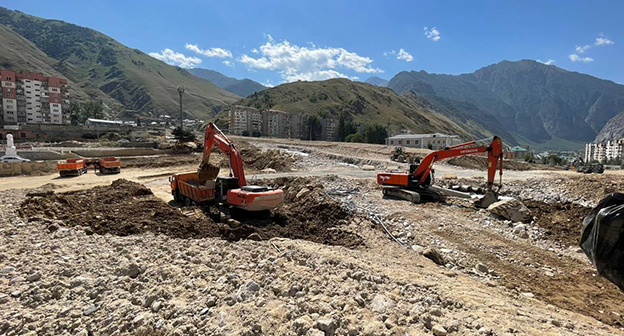 Очистка улиц Тырныауза от последствий селя. 21 августа 2025 г. Фото https://t.me/elbrusraion_adm/19147 Очистка улиц Тырныауза от последствий селя. 21 августа 2025 г. Фото https://t.me/elbrusraion_adm/19147