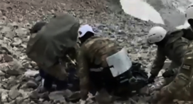 Эвакуация тел погибших альпинистов. 21 августа 2025 г. Скриншот видео МЧС по Кабардино-Балкарской Республике Эвакуация тел погибших альпинистов. 21 августа 2025 г. Скриншот видео МЧС по Кабардино-Балкарской Республике