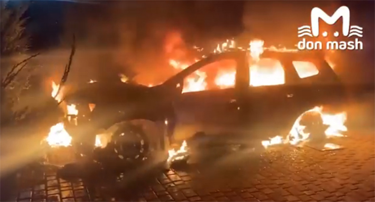 Поджог машины в Пролетарске. 22 августа 2025 г. Скриншот видео https://ro.today/33923-v-rostovskoj-oblasti-neizvestnyj-celenapravlenno-podzhog-mashinu-redaktora-mestnoj-programmy-nasha-nedelja-proletarsk.html