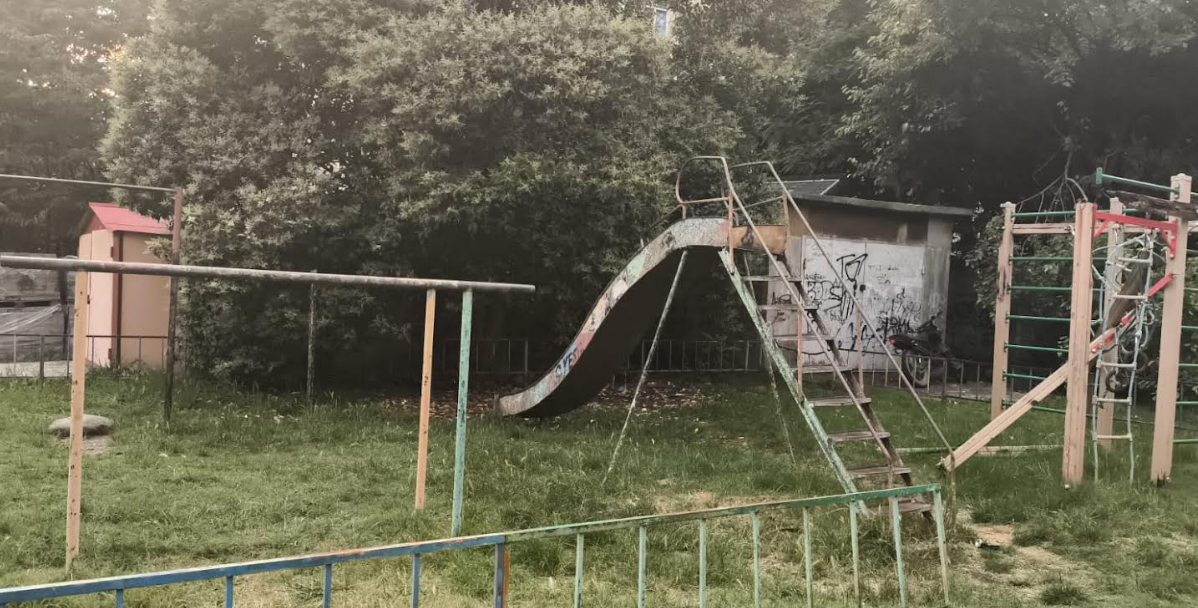 Одна из детских площадок на улице Новоселов в Сочи. Фото корреспондента "Кавказского узла".