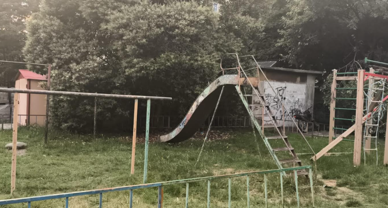 Одна из детских площадок на улице Новоселов в Сочи. Фото корреспондента "Кавказского узла".