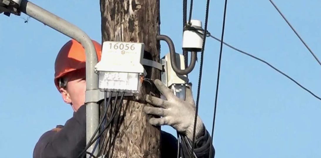 Электрик ремонтирует линию электропередачи. Скриншот фото https://dzertv.ru/tag/schetchiki/page/3/. Электрик ремонтирует линию электропередачи. Скриншот фото https://dzertv.ru/tag/schetchiki/page/3/.