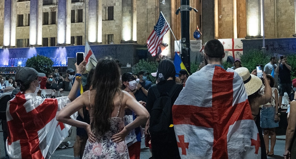 Протестующие на проспекте Руставели. Фото: Mindia Gabadze / Publika
