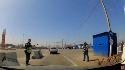 Досмотр на посту "Чермен". Кадр видео https://www.youtube.com/watch?v=zd_qIzil4no