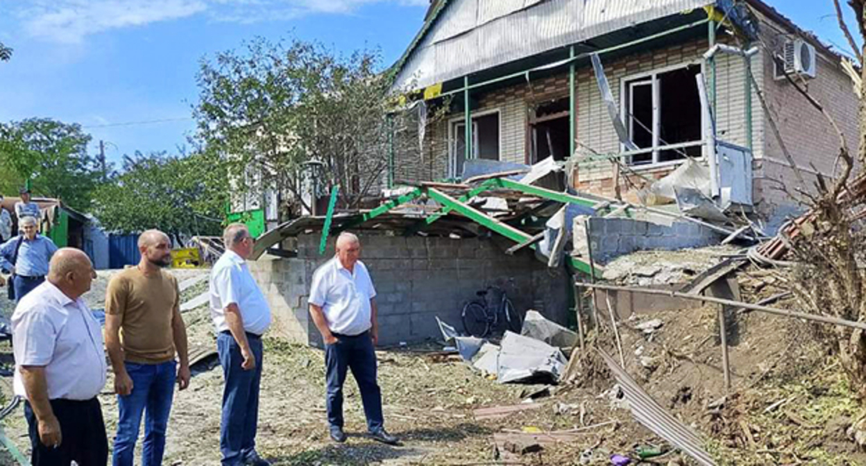 Разрушенный дом в селе Новобессергеневка в Ростовской области после атаки дронов. 26 августа 2025 г. Фото: Telegram-канал Василия Даниленко
