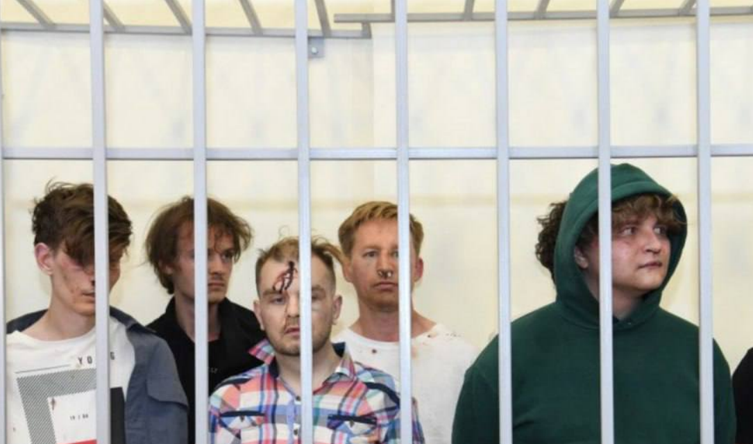 Арестованные россияне в суде. Фото "Азертадж".