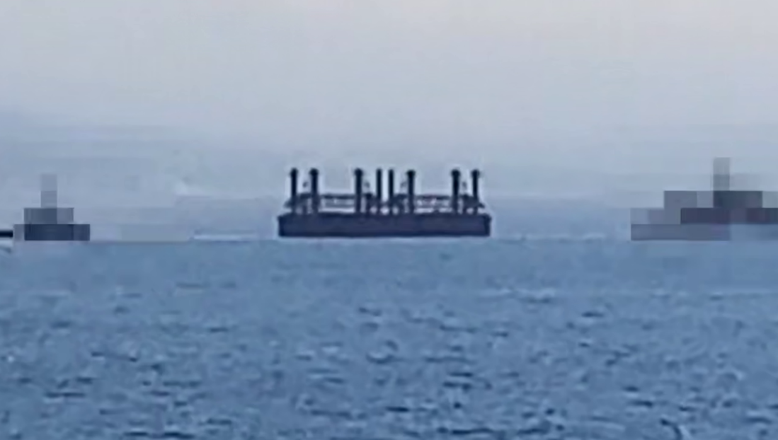 Буксировка коффердамов. Стоп-кадр видео из Telegram-канала Жоры Каваносяна от 30.08.25, https://t.me/ecozhora/6083.