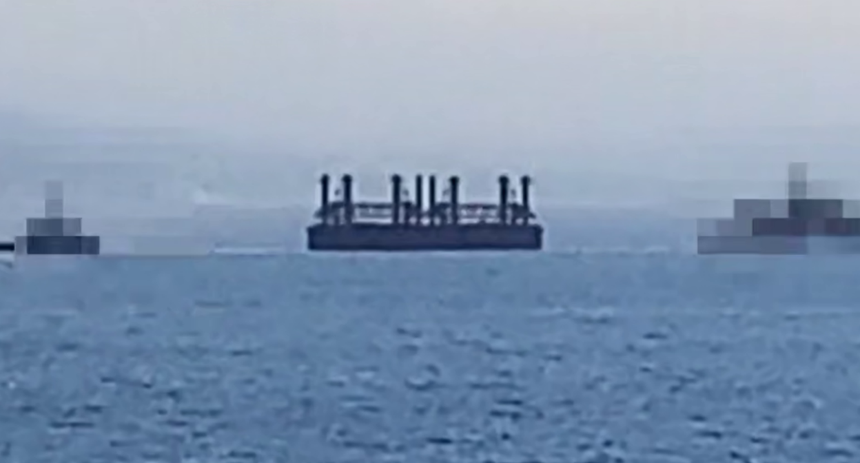 Буксировка коффердамов. Стоп-кадр видео из Telegram-канала Жоры Каваносяна от 30.08.25, https://t.me/ecozhora/6083.