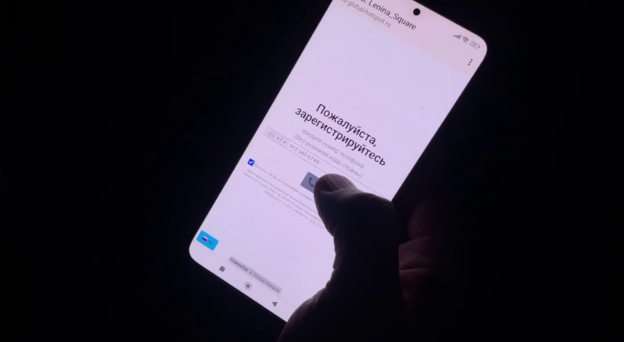 Подключение к бесплатному Wi-Fi на площади Ленина в Махачкале. Стоп-кадр видео РГВК "Дагестан" от 11.08.25, https://t.me/RGVKDAGESTAN/39781