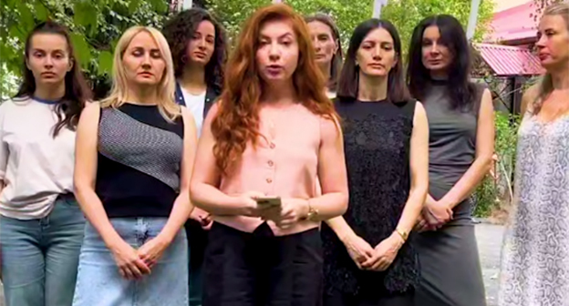 Видеообращение родителей воспитанников детского сада во Владикавказе. 1 сентября 2025 г. Скриншот видео https://t.me/region15_info/40879 Видеообращение родителей воспитанников детского сада во Владикавказе. 1 сентября 2025 г. Скриншот видео https://t.me/region15_info/40879