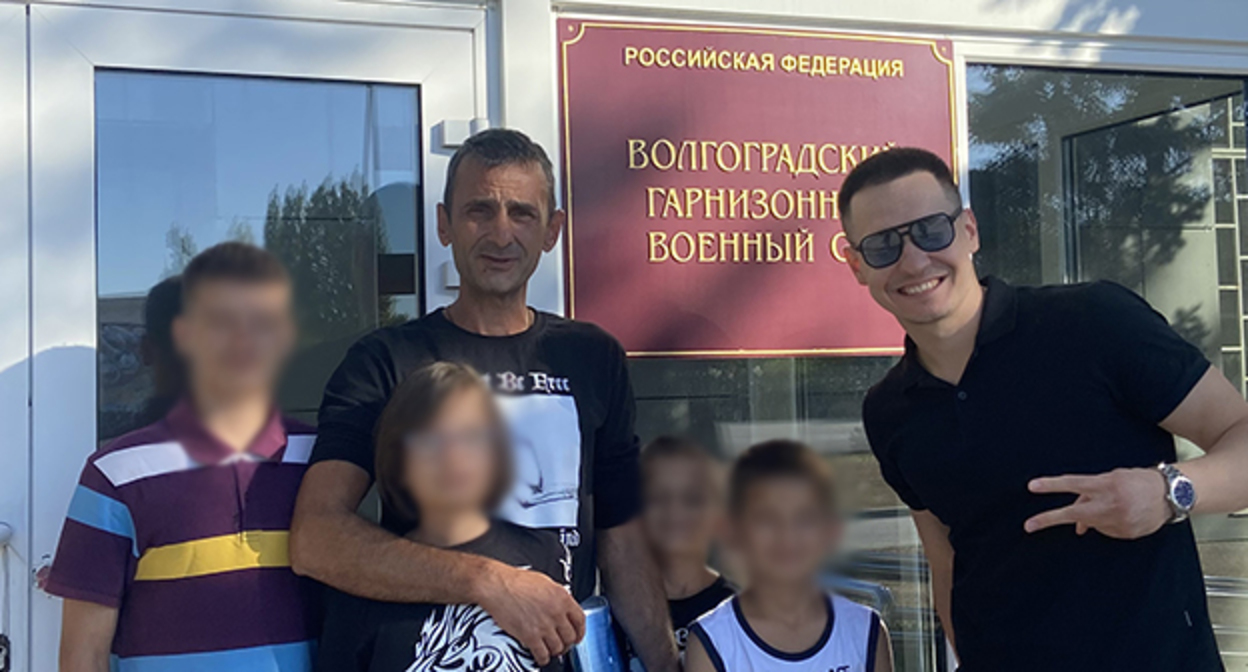 Руслан Жадаев (справа) с детьми и его адвокат Евгений Дереза. Фото предоставлено адвокатом эксклюзивно для "Кавказского узла"