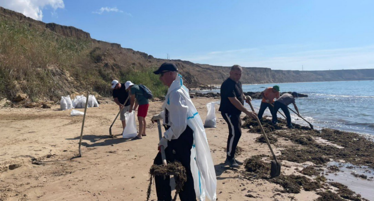 Уборка новых выбросов мазута в Темрюкском районе. Скриншот фото из Telegram-канала оперштаба Краснодарского края от 03.09.25, https://t.me/opershtab23/14075