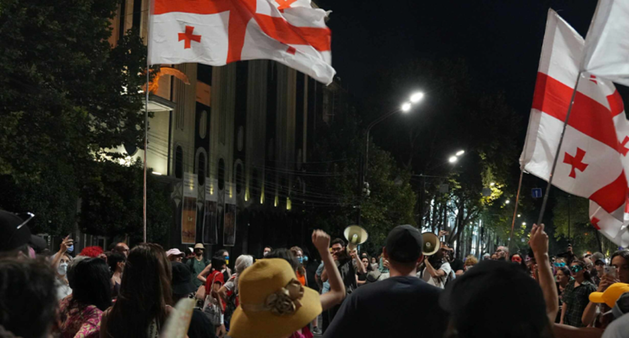 Участники протестной акции на проспекте Руставели. Скриншот фото Publika от 03.09.25, https://www.facebook.com/photo/?fbid=1540500957349449&set=a.715406393192247 (деятельность компании Meta, владеющей соцсетью, запрещена в России).