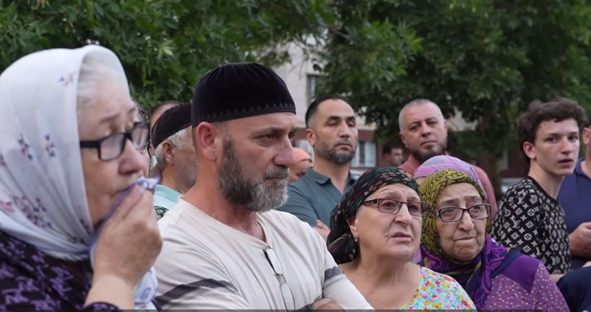 Жители Грозного во время встречи с мэром. 3 сентября 2025 г. Скриншот видео https://t.me/grozmerr/4691