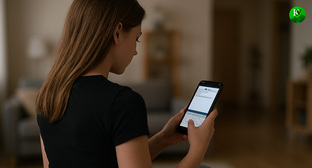 Девушка публикует пост. Иллюстрация создана «Кавказским узлом» с помощью ИИ в программе Copilot