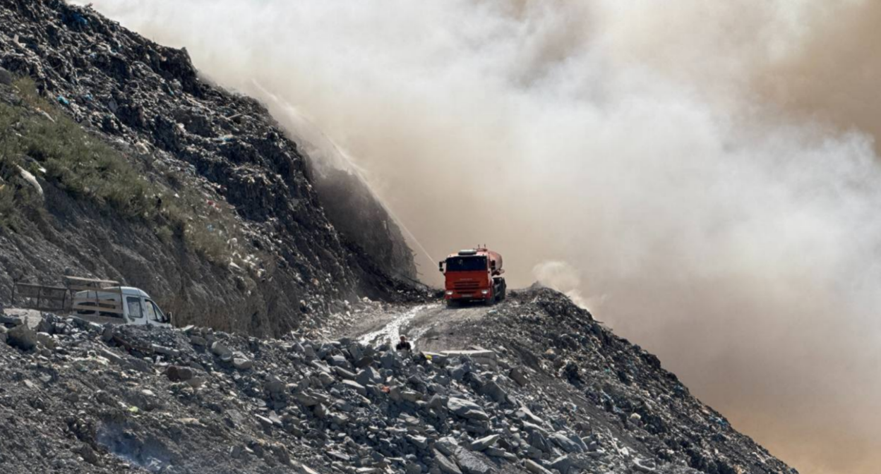 Пожар на мусорном полигоне в Новороссийске. Скриншот фото из Telegram-канала Андрея Кравченко от 06.09.25, https://t.me/kravchenko_glava_nvrsk/12848