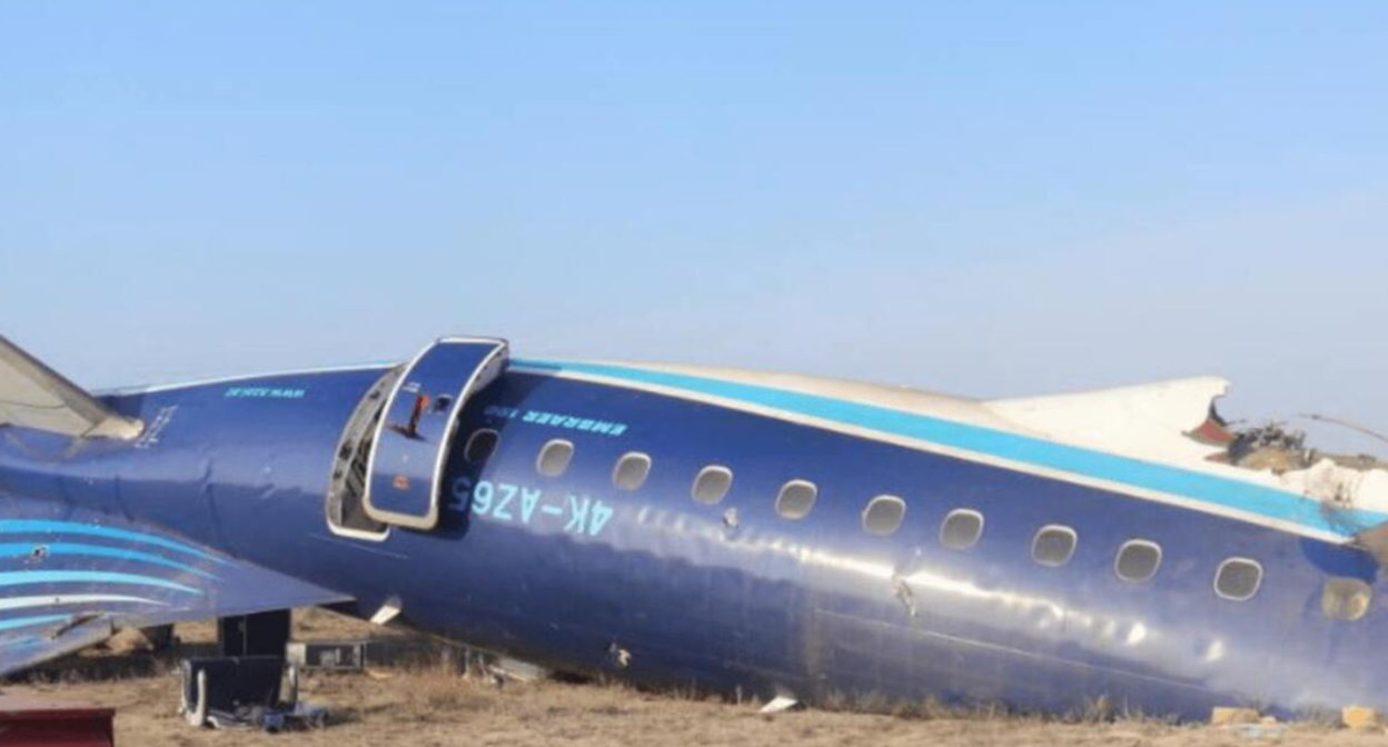 На месте катастрофы самолета AZAL. Скриншот фото из отчета Минтранса Казахстана.