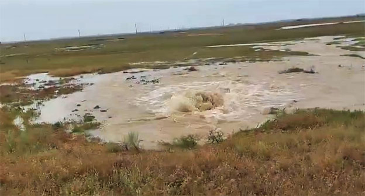 Прорыв на магистральном водоводе "Каспийск - Избербаш". 12 сентября 2025 года. Скриншот видео https://t.me/tutizberbash/28073