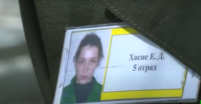 Бейджик Евгении Хасис в колонии. Стоп-кадр видео https://yandex.ru/video/preview/9273309619099767139.