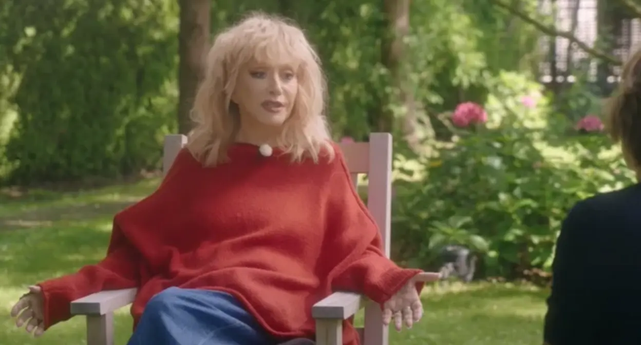 Алла Пугачева. Скриншот видео из Youtube-канала "Скажи Гордеевой" от 10.09.25, https://www.youtube.com/watch?v=D6rFxVPz7UI