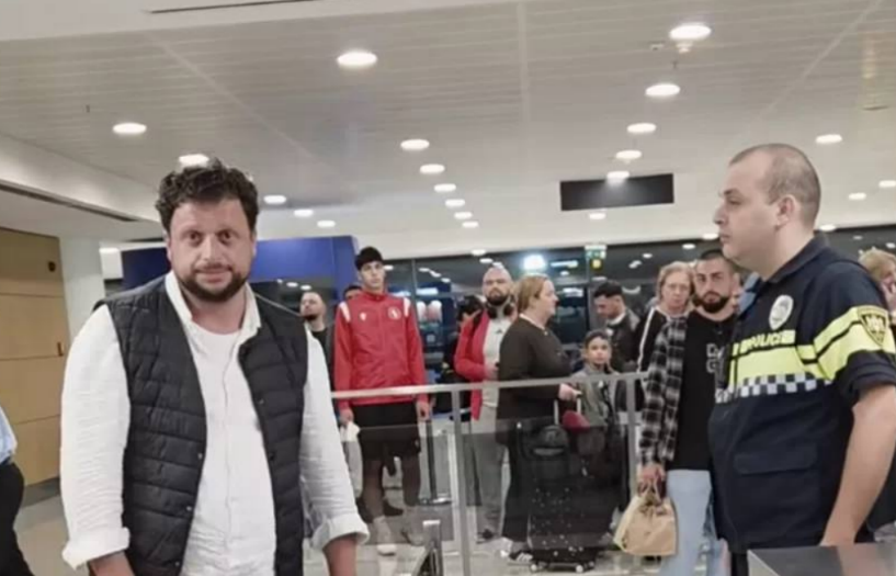 Ника Нарсия (слева) в аэропорту. Скриншот фото из telegram-канала "Новости Грузия" от 20.09.25, https://t.me/NGnewsgeorgia/25721. Ника Нарсия (слева) в аэропорту. Скриншот фото из telegram-канала "Новости Грузия" от 20.09.25, https://t.me/NGnewsgeorgia/25721.