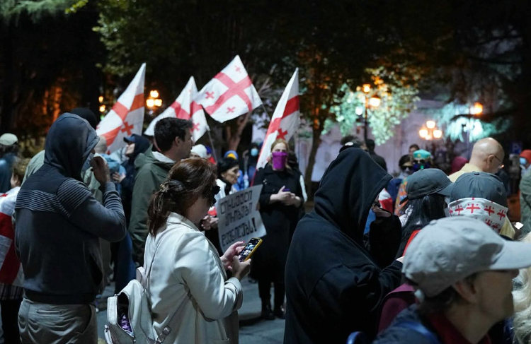 Акция протеста в Тбилиси. Скриншот фото Publika от 21.09.25, https://www.facebook.com/photo/?fbid=1556104972455714&set=a.715406393192247 (деятельность компании Meta, владеющей соцсетью, запрещена в России) Акция протеста в Тбилиси. Скриншот фото Publika от 21.09.25, https://www.facebook.com/photo/?fbid=1556104972455714&set=a.715406393192247 (деятельность компании Meta, владеющей соцсетью, запрещена в России)
