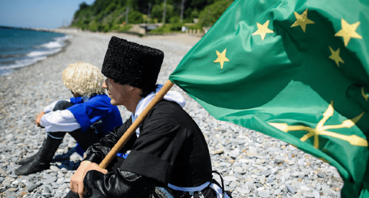Мужчины с черкесским флагом. Фото "Юга.ру" https://www.yuga.ru/media/18/fe/zns_0337__6e3v3e0.jpg