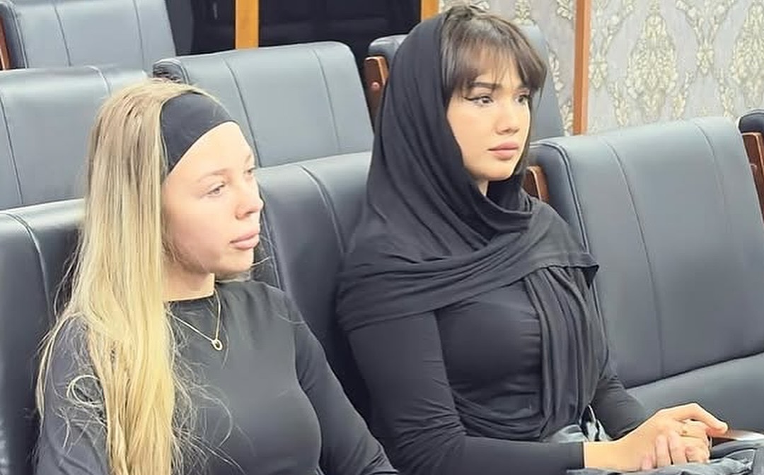 Блогеры Арина и Тамерлана, уличенные в публикации "противоправного и непристойного контента", на встрече с представителями Совбеза Чечни. Фото: Грозный-Информ.