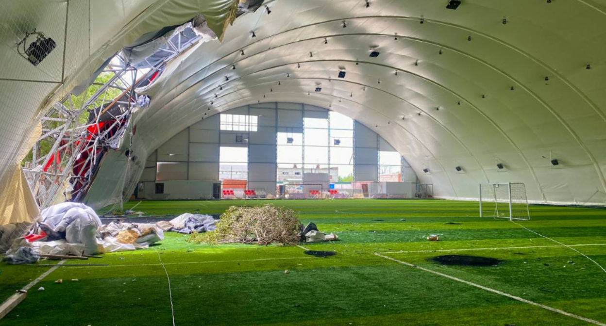 Разрушенный манеж в Таганроге. Скриншот фото https://www.change.org/p/восстановление-зимнего-футбольного-манежа-ано-дфш-авангард-г-таганрог-после-атаки-бпла?source_location=searchю

