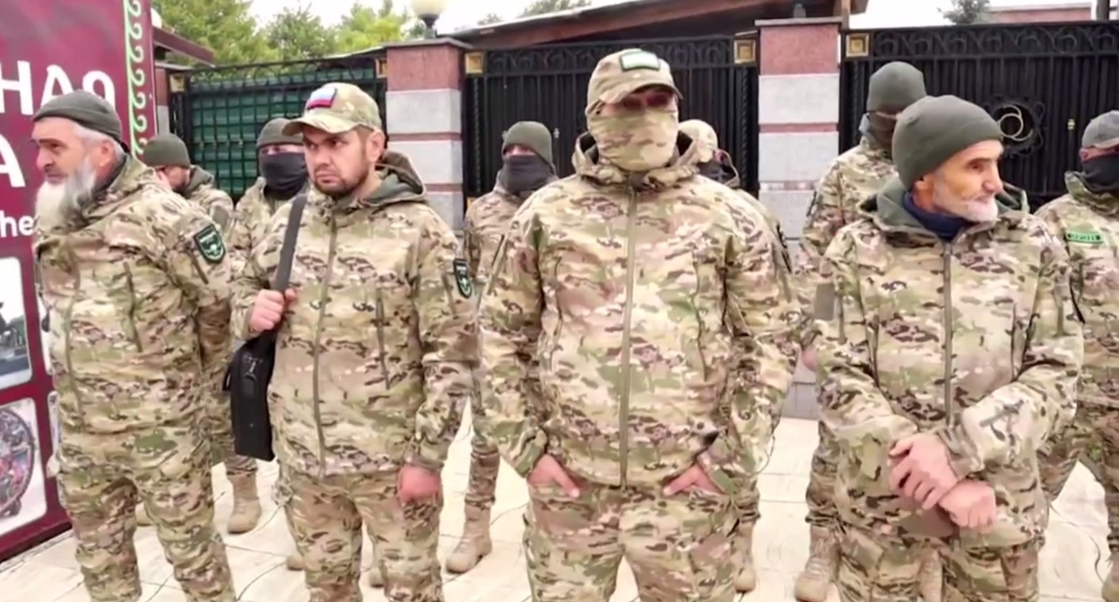 Бойцы интернационального батальона "Эрзи". Кадр видео из телеграм-канала Махмуда-Али Калиматова https://t.me/MAKalimatovvv/9821