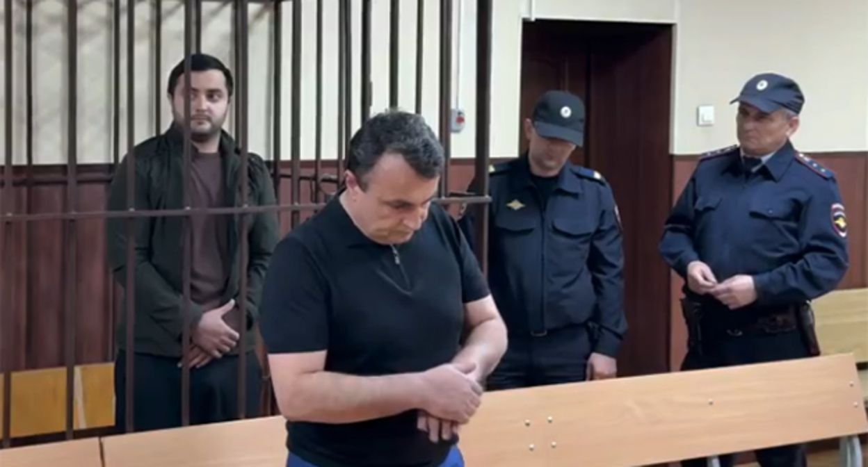 Сотрудник уголовного розыска в зале суда. 1 октября 2025 г. Скриншот видео https://vk.com/sovetskiy.dag.sudrf?w=wall%3D218003592_483