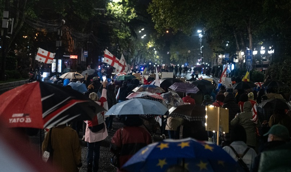 "Марш разгневанных женщин". Скриншот фото Publika от 01.10.25, https://www.facebook.com/photo/?fbid=1565380278194850&set=pcb.1565383571527854 (деятельность компании Meta, владеющей соцсетью, запрещена в России).