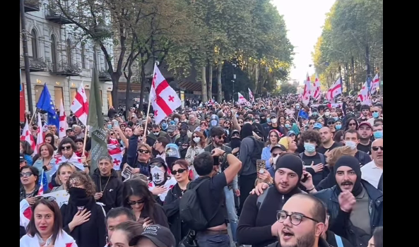 Участники акции протеста исполняют гимн Грузии. Стоп-кадр видео Publika от 05.10.25, https://www.facebook.com/reel/2018742268880150 (деятельность компании Meta, владеющей соцсетью, запрещена в России). Участники акции протеста исполняют гимн Грузии. Стоп-кадр видео Publika от 05.10.25, https://www.facebook.com/reel/2018742268880150 (деятельность компании Meta, владеющей соцсетью, запрещена в России).